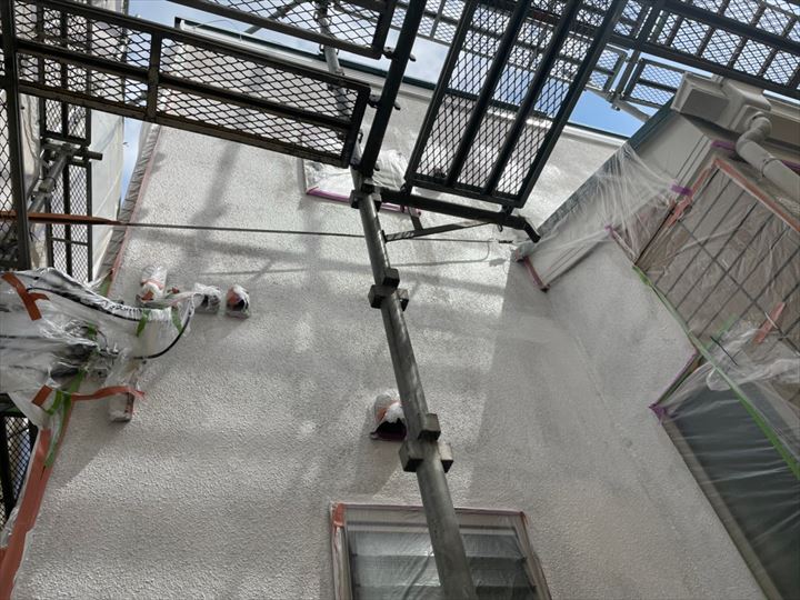 習志野市鷺沼台でモルタル外壁の塗装工事、下塗りを2工程入れて施工致しました